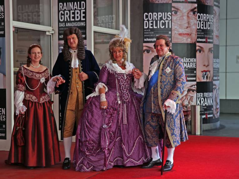 Schauspieler des Schauspielhauses Hannover begrüßen in historischen Gewändern die Besucherinnen und Besucher